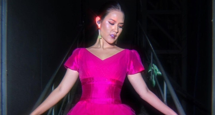 Keceriaan Raisa Dalam Balutan Dress Serba Pink yang Begitu Kontras dengan Tas Kuning