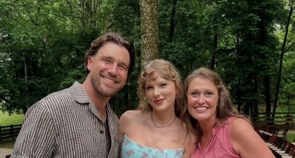 Taylor Swift Tampil Anggun dalam Gaun Midi Biru Bermotif Floral Saat Hadiri Acara Pernikahan