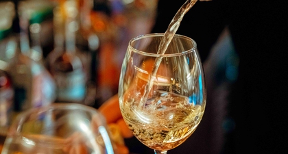 Tata Cara Memegang Gelas Wine yang Benar dan Elegan