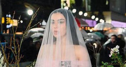 Charli XCX Mengubah Dirinya Menjadi Pengantin Gotik untuk Premier Wuthering Heights di London