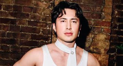 Hudson Williams Menemukan Cara Paling Keren untuk Memakai Dasi