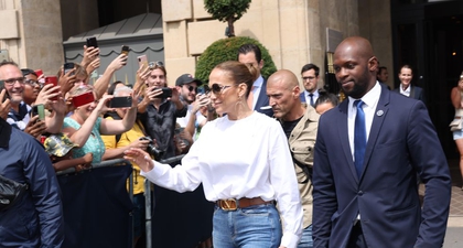 Jennifer Lopez Bersinar dengan Atasan Putih di Paris