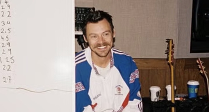 Harry Styles Tak Bisa Berhenti Memakai Jaket Olympics Adidas 1992 Ini Saat Membuat Album Barunya