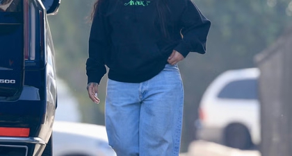 Rihanna Jalani Aktivitas Harian dengan Stiletto Hijau Neon Berbulu