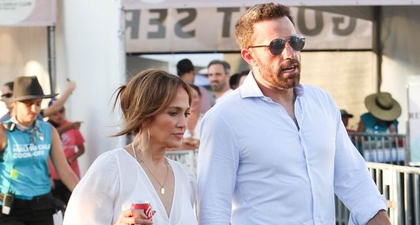 Jennifer Lopez dan Ben Affleck Bergandengan Tangan dalam Pakaian Putih Yang Senada