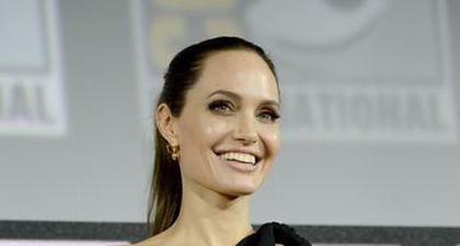 Angelina Jolie "Celupkan" Wajah Salma Hayek ke Kue Ulang Tahun!