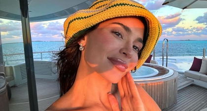Kylie Jenner Padukan Topi Rajut dengan Anting Berlian Berkilau
