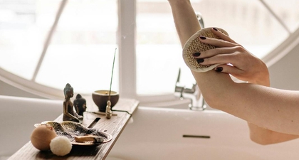 10 Cara Memakai Body Scrub yang Benar untuk Kulit Lebih Halus dan Cerah