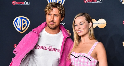 Margot Robbie dan Ryan Gosling Menggambarkan Karakter Film Barbie Mereka dengan Tampilan Serba Pink!