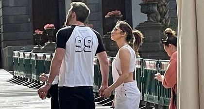 J.Lo Kenakan Crop Top Putih saat Menikmati Liburan Romantis dengan Ben Affleck