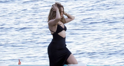 Jennifer Lopez Menyeruput Minuman di Sebuah Kapal Pesiar di Italia