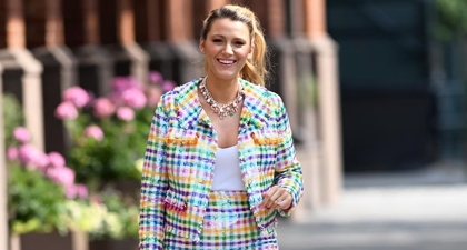 Blake Lively Kenakan Setelan Rok Berpayet yang Menampilkan Semua Warna Pelangi