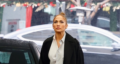 Jennifer Lopez Terlihat Memukau Mengenakan Jas Hujan dan Celana Hitam di Musim Dingin