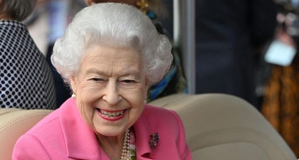 Ratu Elizabeth Mengenakan Busana Berwarna Pink Cerah untuk Penampilan Kejutan di Chelsea Flower Show