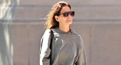 Katie Holmes Tampil Santai Namun Eksentrik yang Sukses Mendobrak Gaya Berpakaian Konvensional