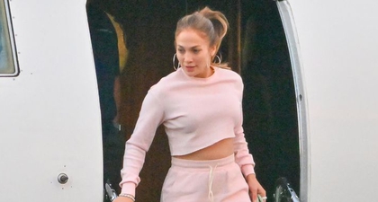 Jennifer Lopez Tampil Elegan Mengenakan Setelan Sweats ketika Keluar dari Jet Pribadi