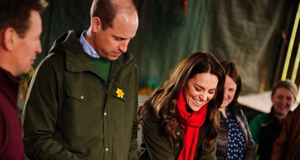 Kate Middleton &amp; Pangeran William Tampil Kembar dengan Jaket Outdoor Warna Hijau saat Berkunjung ke Wales