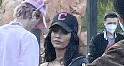 Megan Fox Membawa Putranya yang Berusia 8 Tahun ke Disneyland bersama Machine Gun Kelly&nbsp;