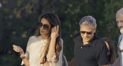 Amal Clooney Melengkapi Gaya Santainya dengan Sepatu Mules Beraksen