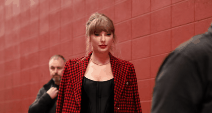 Taylor Swift Tampil Modis dengan Setelan Kotak-Kotak Versace ke Pertandingan Football