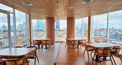 10 Cafe Rooftop Romantis di Jakarta, Tempat Ideal untuk Kencan Malam