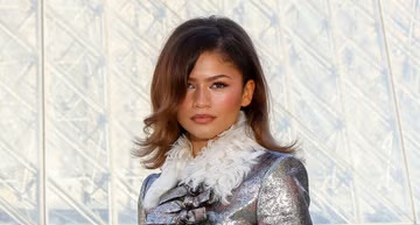 Zendaya Tampak Memamerkan Cincin Kawin Emas di Sesi Pemotretan Promosi Terbaru untuk The Drama