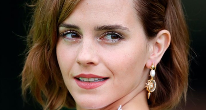 Emma Watson Kembali ke Karpet Merah dengan Gaun Backless yang Berani