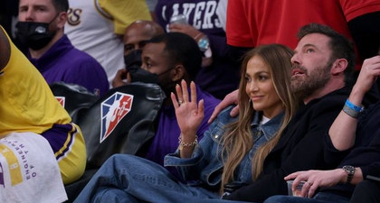Jennifer Lopez Pakai Denim on Denim untuk Kencan Menonton Lakers dengan Ben Affleck