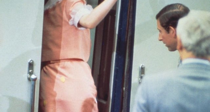 Terungkap, Ini Kisah Di balik Setelan Pink Ikonis yang Dikenakan oleh Putri Diana saat Pergi Berbulan Madu