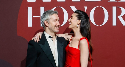 Anne Hathaway Tampil Bergaya Romantis dalam Gaun Arsip Valentino 