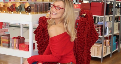 Bella Hadid Beri Sentuhan Western dengan Cowboy Boots Merah dan Sweater Cozy