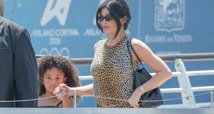Kylie Jenner Kenakan Outfit dengan Motif Cheetah yang Mencuri Perhatian saat Pergi ke Bandara