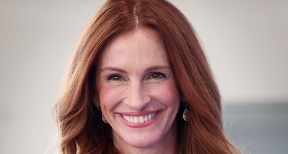 Julia Roberts Meminjamkan Busana Versace Terbarunya Kepada Amanda Seyfried