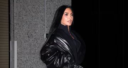 Kim Kardashian Padukan Ballerina Sneakers&nbsp; dengan Jaket Phoebe Philo yang Sleek