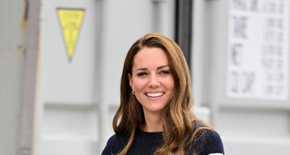 Kate Middleton Mengenakan Sweter Bergaris dan Pakaian Selam Untuk Acara Pelayaran