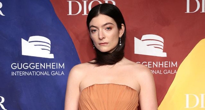 Lorde Gunakan Rambutnya Sendiri Sebagai Syal di Karpet Merah