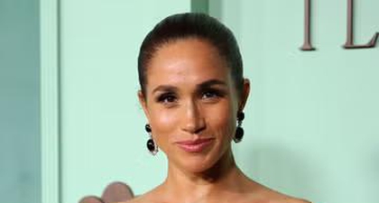 Duchess Meghan Menunjukkan Dukungannya di Gala Fifteen Percent Pledge dengan Gaun Buatan Khusus dari Harbinson Studio