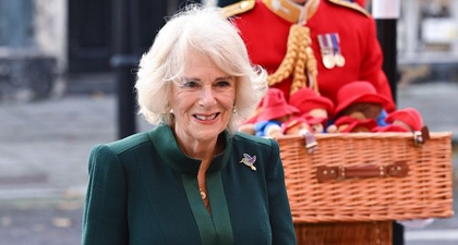 Ratu Camilla Mengunjungi Badan Amal Anak-anak untuk Menyumbangkan Boneka Paddington Bear
