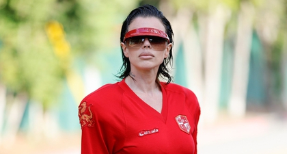 Julia Fox Sedang dalam Misi untuk Menjadikan Busana Olahraga Terlihat Seksi Kembali