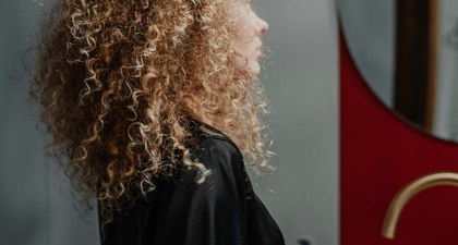 10 Cara Merawat Rambut Ikal agar Tetap Lembut, Indah, dan Mudah Diatur