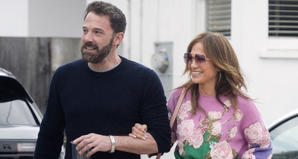 Jennifer Lopez Mengenakan Kembali Atasan Floral Valentino Ikonisnya yang Kini Ia Padu dengan Celana Denim