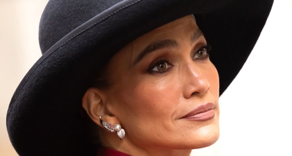 Jennifer Lopez Tampil Memukau dengan Setelan Merah Saat Syuting Film Terbarunya, The Last Mrs. Parrish