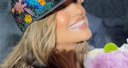 Seorang New Yorker Sejati, Jennifer Lopez Kenakan Topi Yankees Berhiaskan Permata