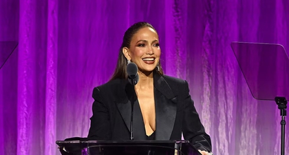 Jennifer Lopez Kembali Tampilkan Gaya Sexy Business