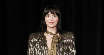 Maximalisme Menjadi Elegan di Tangan Dakota Johnson
