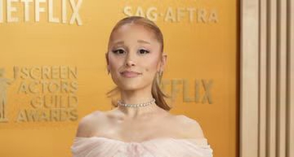 Ariana Grande Meninggalkan Tren Rambut “Bronde” dan Tampil dengan Warna Cokelat Gelap