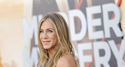 Jennifer Aniston Terlihat Mempesona dalam Gaun Perak di Gala Premiere Film Murder Mystery 2