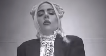 Lady Gaga Mengikuti Tren Tarian Tiktok 'Wednesday' Menggunakan Tuxedo