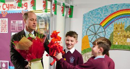 Pangeran William Terima Hadiah Manis untuk Putri Kate dan Anak-anak Mereka Selama Kunjungan di Wales
