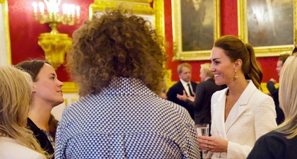 Kate Middleton Tampil Cantik dengan Paduan Dress Panjang dan Blazer Putih